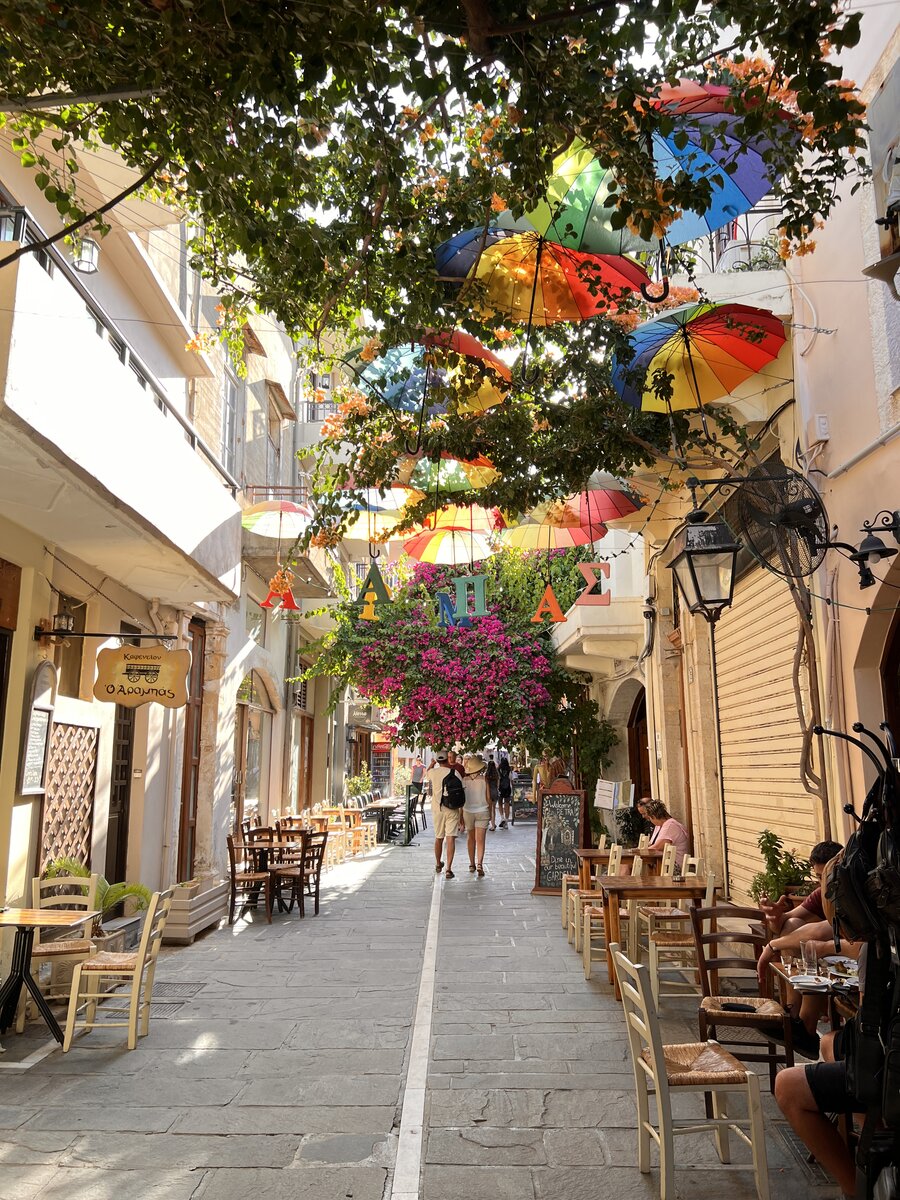 Bunte Regenschirme über einer Gasse in Rethymno