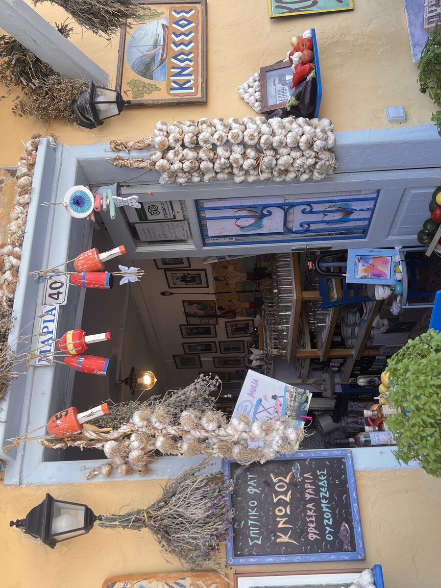 Traditionelle Taverna von oben