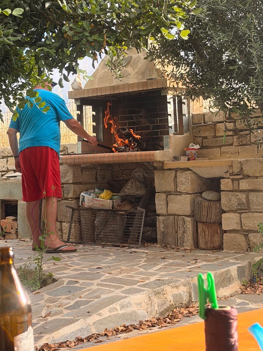 Grillabend unter Olivenbäumen auf Kreta