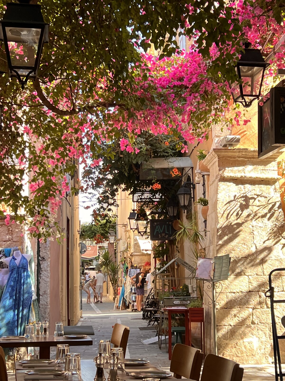 Gasse in einer Altstadt auf Kreta mit Bougainvillea